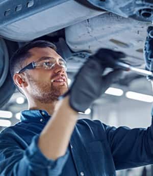 Manutenzione e controlli regolari per mantenere le auto sicure,