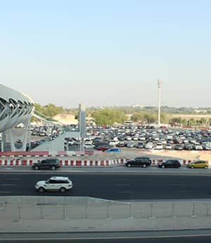 Un vasto spazio per parcheggiare e modalità di trasporto alternative rendono Modhesh World una destinazione per famiglie facilmente raggiungibile